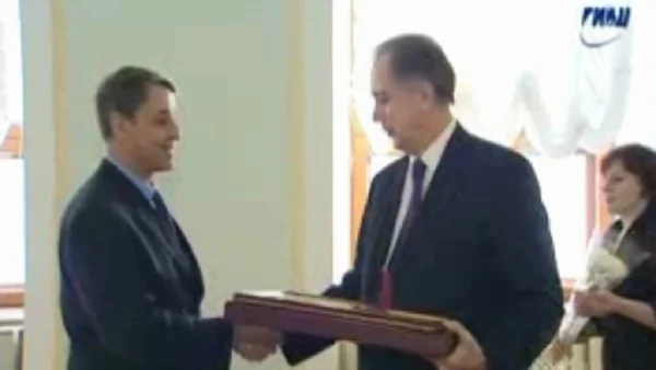 Награждение А. Соколова Почётной грамотой Президента