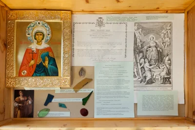 Икона с частицей мощей св. Цецилии, покровительницы музыки; грамота, подтверждающая подлинность мощей; фрагменты оригинального витража 