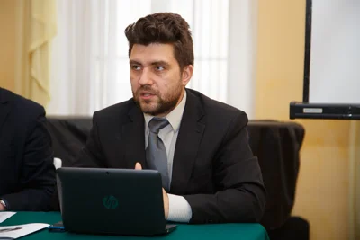 Кандидат философских наук, доцент кафедры гуманитарных наук Московской государственной консерватории имени П. И. Чайковского Роман Юрьевич Кузьмин читает доклад «Высший акт разума есть акт эстетический»? Программа Шеллинга — Гегеля — Гёльдерлина и критика «эстетического сознания» в современной философии искусства.
