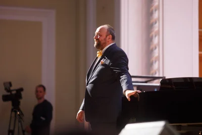 На сцене арт-куратор проекта «Yamaha GALA», Заслуженный артист России Александр Гиндин.