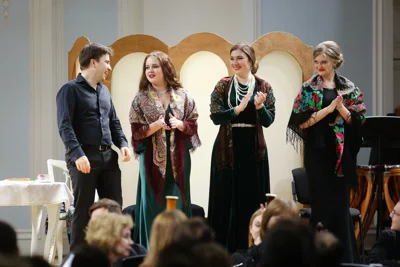 На сцене Александр Чернов (тенор), Алёна Розкопа (сопрано), Анна Викторова (меццо-сопрано), Вероника Ершова (меццо-сопрано).