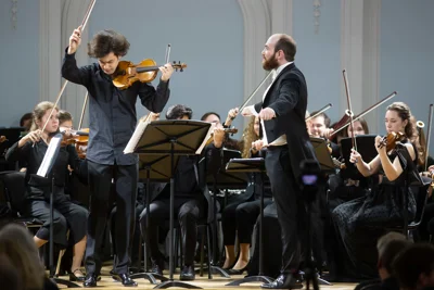 П. де Сарасате. «Цыганские напевы» до минор, соч. 20. Исполняет «Leggiero orchestra», художественный руководитель и главный дирижёр — Джереми Уолкер. Солист Леонид Железный (скрипка)
