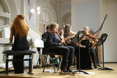 Музыкальный ансамбль: Светлана Шевелёва (флейта), Ольга Черногорова (скрипка), Юлия Граб (скрипка, альт), Феликс Антипов (виолончель), Ася Гречищева (теорба), Олег Бойко (лютня), Дарья Гуща (клавесин)