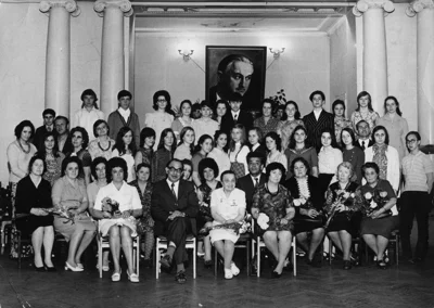 На фото: выпуск 1975 г. в ДМШ № 11 им. В. Мурадели Валерия Ценова - стоит шестая слева в первом ряду