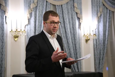 Дирижёр Андрей Капланов читает доклад «Хоровое творчество Богуслава Мартину»