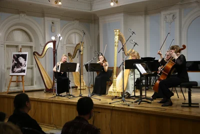 Слева направо: Софья Девуцкая (1-я скрипка), Полина Галуза (2-я скрипка), Мария Федорова (арфа), Маргарита Пичужкина (альт), Евгения Беляева (виолончель)

