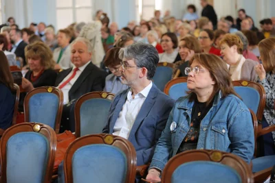 Перед началом общевузовского собрания в Московской консерватории. Рахманиновский зал