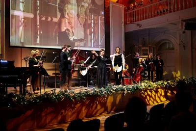 На сцене Рахманиновского зала Ансамбль «Questa Musica», дирижёр Филипп Чижевский. Солистка Александра Коренева (клавесин)