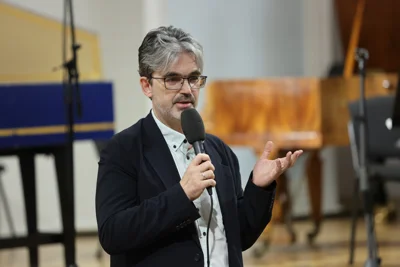 И. о. декана Факультета исторического и современного исполнительского искусства Михаил Дубов, слово о юбиляре, основателе факультета Алексее Любимове перед концертом