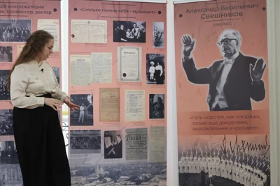 Краткую экскурсию по выставке к 135-летию А.В. Свешникова проводит для собравшихся архивист Ксения Серёдкина