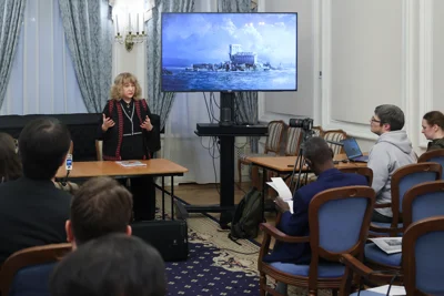 О консерватории участникам круглого стола рассказывает начальник Управления по международному сотрудничеству и работе с иностранными учащимися Маргарита Каратыгина