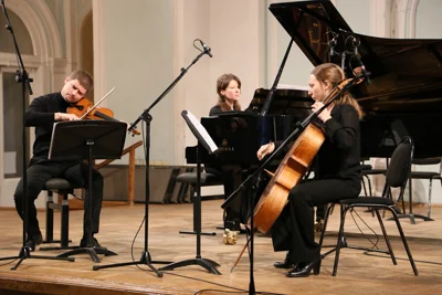 Участник №3, Wind: Trio. Исполняет фортепианное трио «Студии новой музыки» в составе: Наталья Черкасова (фортепиано), Станислав Малышев (скрипка), Ольга Калинова (виолончель).