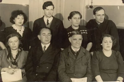 Сотрудники Кабинета народной музыки. Стоят: Т.К. Ким, В.М. Кривоносов, А.В. Руднева, Л.А. Бачинский. Сидят: Н.М. Бачинская, А.З. Гуменник, К.В. Квитка, А.А. Закс-Шув. 1940 год