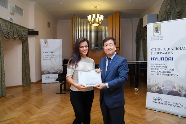 Елена Таросян и генеральный директор Хёндэ Мотор СНГ Ку Йон-Ги
