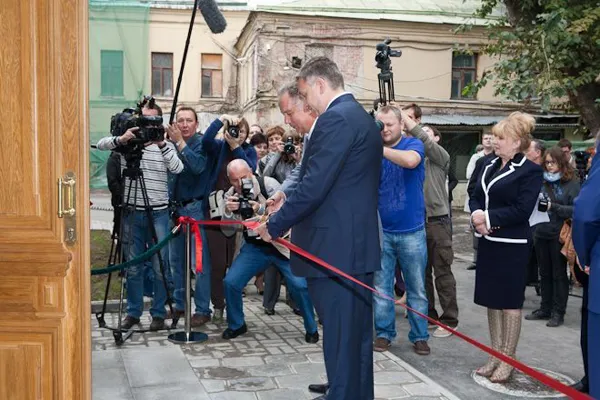 Открытие нового учебного корпуса Московской консерватории. В церемонии приняли участие ректор Московской консерватории, проф. А. С. Соколов и заместитель министра культуры РФ Константин Черепенников. 3 сентября 2012 г.