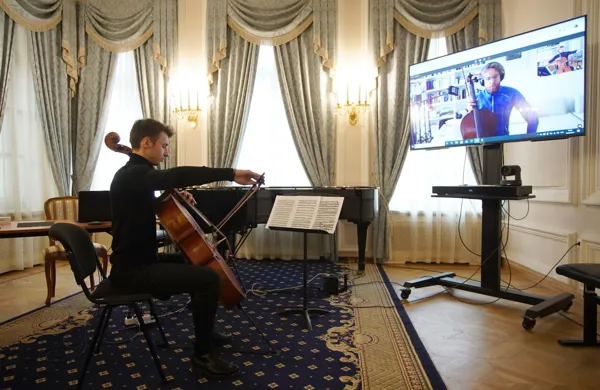 Онлайн мастер-класс Йоханнеса Мозера (виолончель), Высшая школа музыки и танца, Кёльн.
