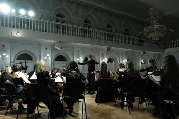 Камерный оркестр «Академия Русской Музыки», дирижер Иван Никифорчин.