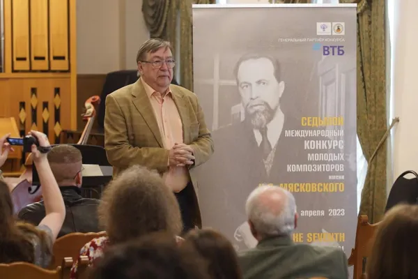 Председатель жюри проф. А.В. Чайковский объявляет лауреатов конкурса