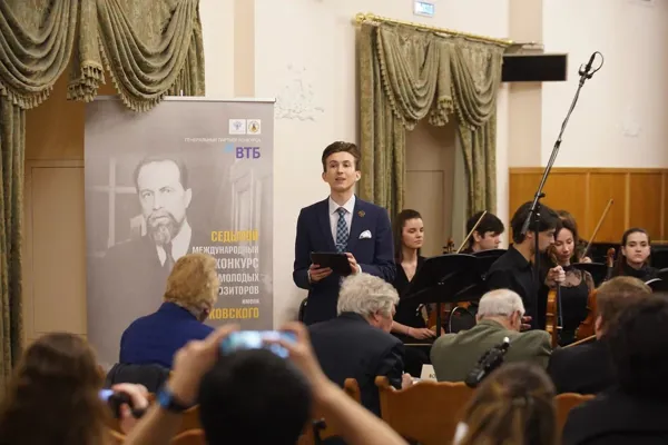 Прослушивания второго тура. Ведущий А. Пугачев