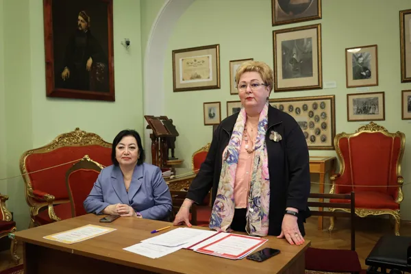 Приветственное слово председателя жюри Конкурса  - профессора И. А. Сковрцовой; слева - ответственный секретарь Конкурса, доцент Л. Р. Джуманова