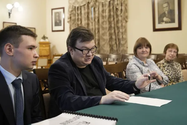 В дар А.С. Соколову передали возрожденную партитуру увертюры «Яр-Хмель» М.М. Ипполитова-Иванова 