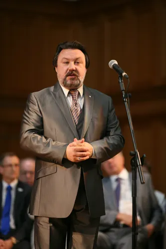Выпускников консерватории поздравляет Советник Президента РФ по вопросам культуры Ю.К. Лаптев