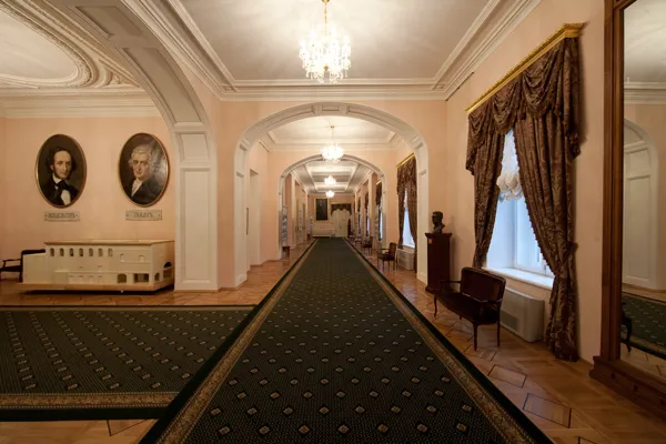 Фойе партера. Правая сторона