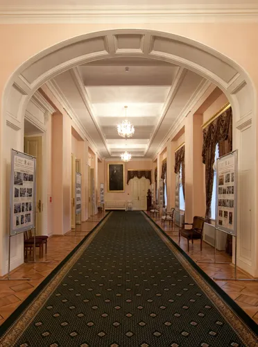 Фойе партера. Правая сторона