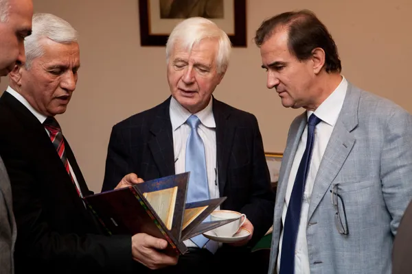 Ректор Национальной консерватории Таджикистана им. Т. Сатторова Раджабмад Амиров и представители компании «Harrison Parrott»