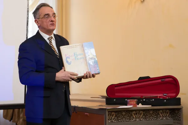 Выступает доктор Божедар Митрович (Сербия)