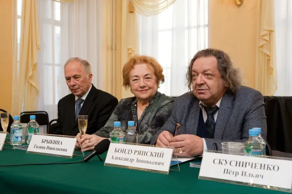 Член Жюри Конкурса, заведующий кафедрой концертмейстерского мастерства Академии музыки имени Гнесиных Виктор Александрович Власов; Член Жюри Конкурса, Заслуженная артистка России, профессор Московской консерватории Галина Николаевна Брыкина; директор Департамента артистической деятельности Московской консерватории, профессор, проректор по артистической деятельности и учебно-методическому объединению Александр Зиновьевич Бондурянский.