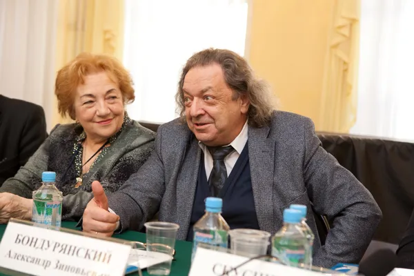Член Жюри Конкурса, Заслуженная артистка России, профессор Московской консерватории, Член Совета Объединения педагогов фортепиано «ЭПТА» (European piano teachers association – Russia) Галина Николаевна Брыкина; Народный артист России, лауреат премии Москвы, директор Департамента артистической деятельности Московской консерватории, профессор, проректор по артистической деятельности и учебно-методическому объединению Александр Зиновьевич Бондурянский.
