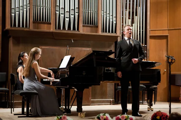 Э.Григ. "Весенняя ночь". Исполняют лауреаты II премии конкурса «Piano & Voice» Максим Перебейнос (баритон) и Ольга Грибовская (фортепиано)