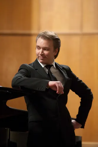 Лауреат II премии конкурса «Piano & Voice» Максим Перебейнос (баритон).