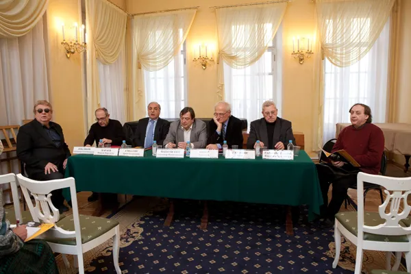 Слева направо члены Жюри конкурса: композитор, декан композиторского факультета Московской консерватории, профессор Александр Александрович Кобляков; композитор, профессор Московской консерватории Фарадж Кара-оглы Караев; композитор, Заслуженный деятель искусств Армении, исполнительный директор Межгосударственного фонда гуманитарного сотрудничества государств-участников СНГ, профессор Армен Смбатян (Армения); Заместитель председателя оргкомитета конкурса, председатель Жюри конкурса, Народный артист Российской Федерации, заведующий кафедрой композиции Московской консерватории, профессор Александр Владимирович Чайковский; композитор, профессор Кшиштоф Мeйер (Германия); композитор, профессор Латвийской академии музыки имени Я. Витола Юрис Карлсонс (Латвия); композитор, художественный руководитель научно-творческого центра современной музыки, заведующий кафедрой современной музыки Московской консерватории, профессор Владимир Григорьевич Тарнопольский.