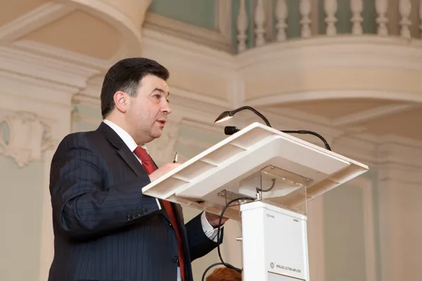 С докладом выступает генеральный директор и председатель ученого совета  ВМОМК имени М.И. Глинки, кандидат экономических наук, заслуженный деятель искусств РФ Михаил Аркадьевич Брызгалов.