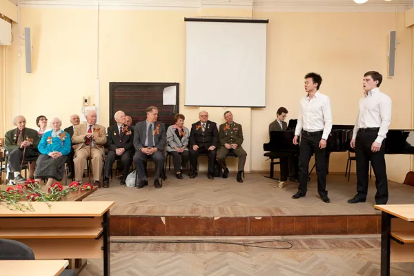 "Березы" Слова В. Лазарева, музыка М. Фрадкина. Исполняют: солисты вокального факультета Станислав Ли (класс проф. А.А. Лошака) и Александр Бородейко (класс проф. П.И. Скусниченко), лауреат международных конкурсов Александр Куликов (фортепиано), Хор студентов Московской консерватории.