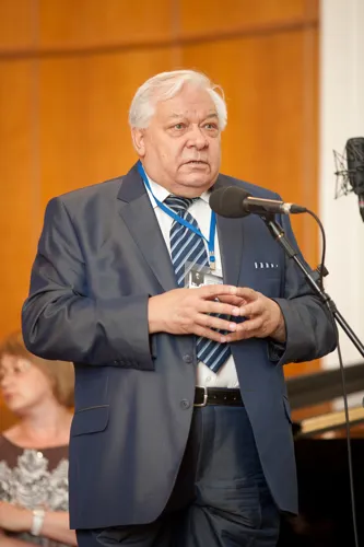 Выступает Председатель оргкомитета конкурса, народный артист России, лауреат Государственной премии, Председатель Союза композиторов России Владислав Игоревич Казенин.