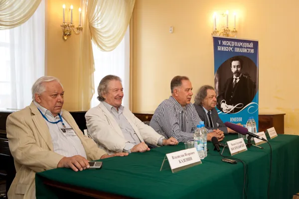 Слева направо: Председатель оргкомитета конкурса Владислав Игоревич Казенин; Председатель жюри конкурса Михаил Сергеевич Воскресенский; ректор Московской консерватории Александр Сергеевич Соколов; член оргкомитета и жюри конкурса, председатель рабочей группы конкурса Александр Зиновьевич Бондурянский.