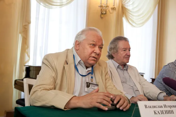 Выступает Председатель оргкомитета конкурса, народный артист России, лауреат Государственной премии, Председатель Союза композиторов России Владислав Игоревич Казенин.