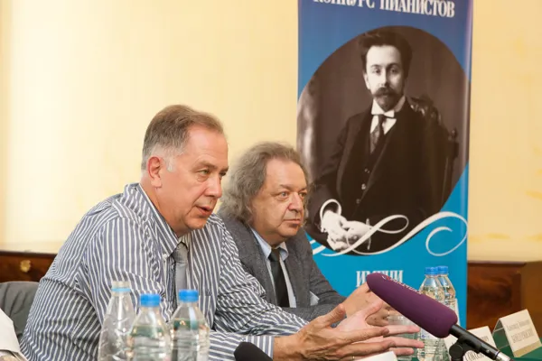 На вопросы журналистов отвечает член оргкомитета конкурса, заслуженный деятель искусств РФ, лауреат Государственной премии, ректор Московской государственной консерватории имени П.И. Чайковского, профессор Александр Сергеевич Соколов.
