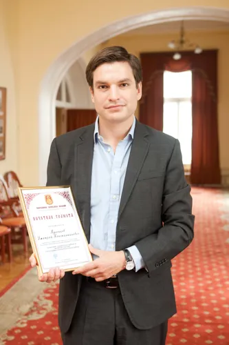 Преподаватель оркестрового факультета по классу «Гобой» Дмитрий Константинович Булгаков с почетной грамотой программы «Александр Невский». 3 сентября 2012, Малый зал консерватории.