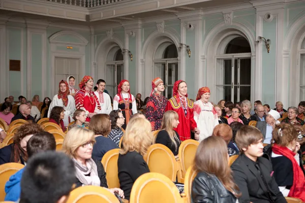 Выступает фольклорный ансамбль Московской консерватории. Художественный руководитель - Наталья Гилярова.