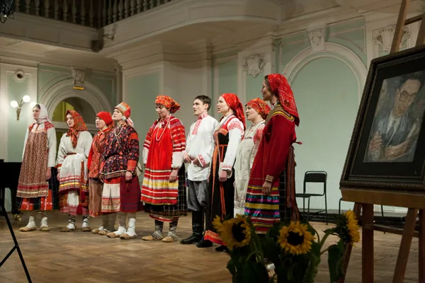 Выступает фольклорный ансамбль Московской консерватории. Художественный руководитель - Наталья Гилярова.