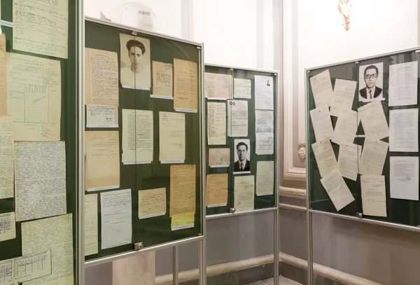 Выставка к 80-летию Ю. Н. Холопова в фойе Рахманиновского зала Московской консерватории.