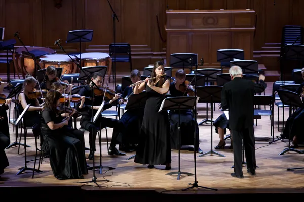 Вайнберг. Концерт для флейты и струнного оркестра, Op.75. Исполняют лауреат I премии конкурса по специальности «флейта» Сара Уакрат (Франция) и Концертный симфонический оркестр Московской консерватории, художественный руководитель и дирижер Анатолий Левин.