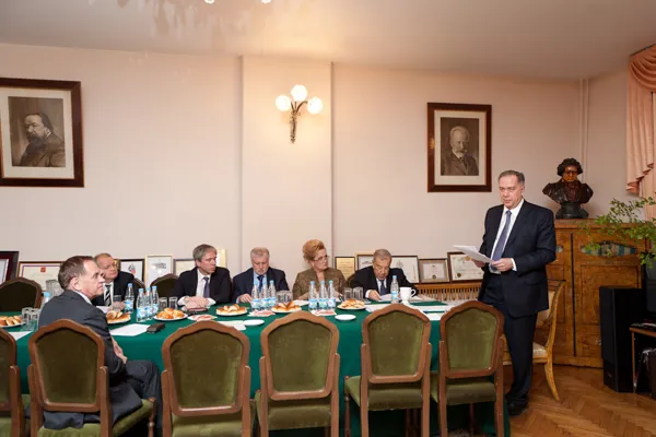 Председатель Попечительского совета Московской консерватории Александр Сергеевич Соколов выступает с докладом о деятельности совета за 10 лет.