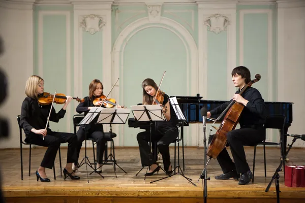 Мендельсон. 4 пьесы для струнного квартета, Op.81, No.1. Andante. Исполняет «Rusquartet» в составе: Анна Снежина — первая скрипка, Анна Янчишина — вторая скрипка, Евгения Зубова — альт, Петр Каретников — виолончель.