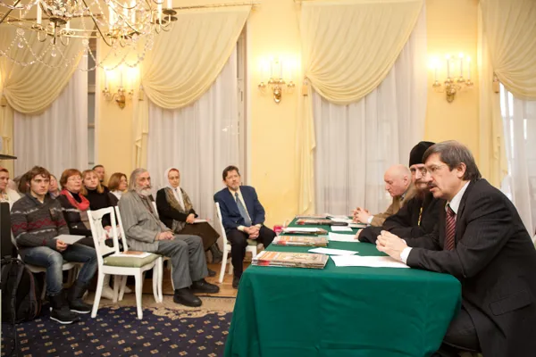 С докладом выступает помощник Министра культуры РФ Александр Николаевич Ненашев.