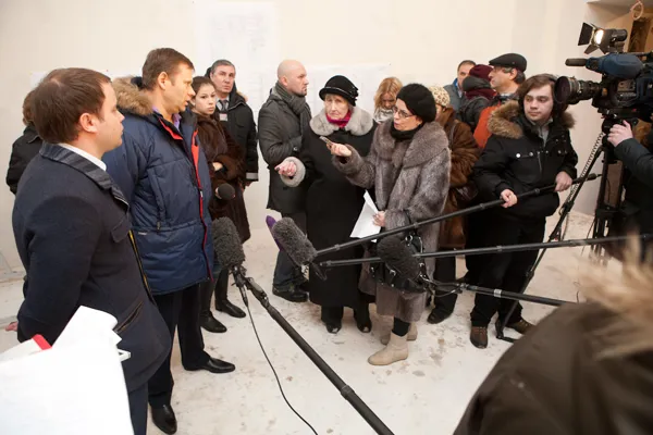 Проректор по административно-хозяйственной работе Московской консерватории Сергей Игоревич Розанов рассказывает представителям СМИ о ходе реставрационных работ во втором учебном корпусе Московской консрватории.